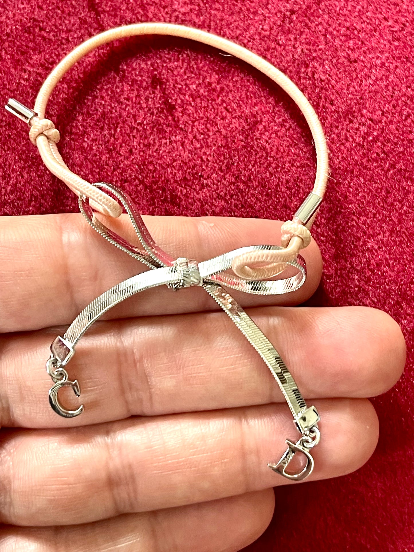 Charms argentés et bracelet Dior élastique rose