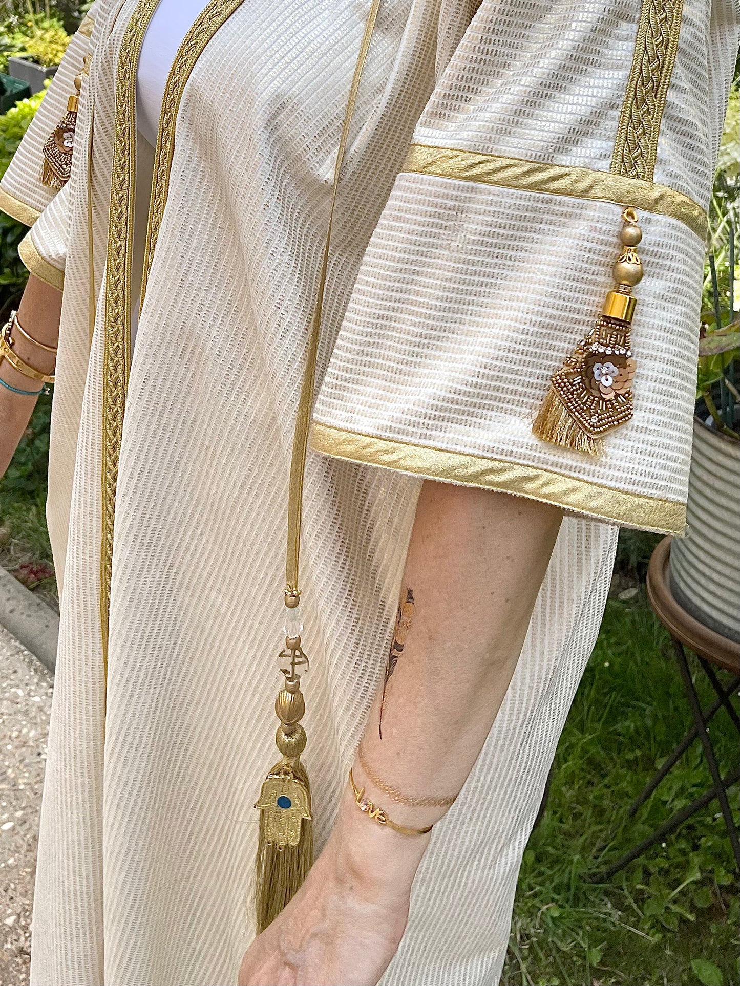 Abaya faite à la main beige et dorée
