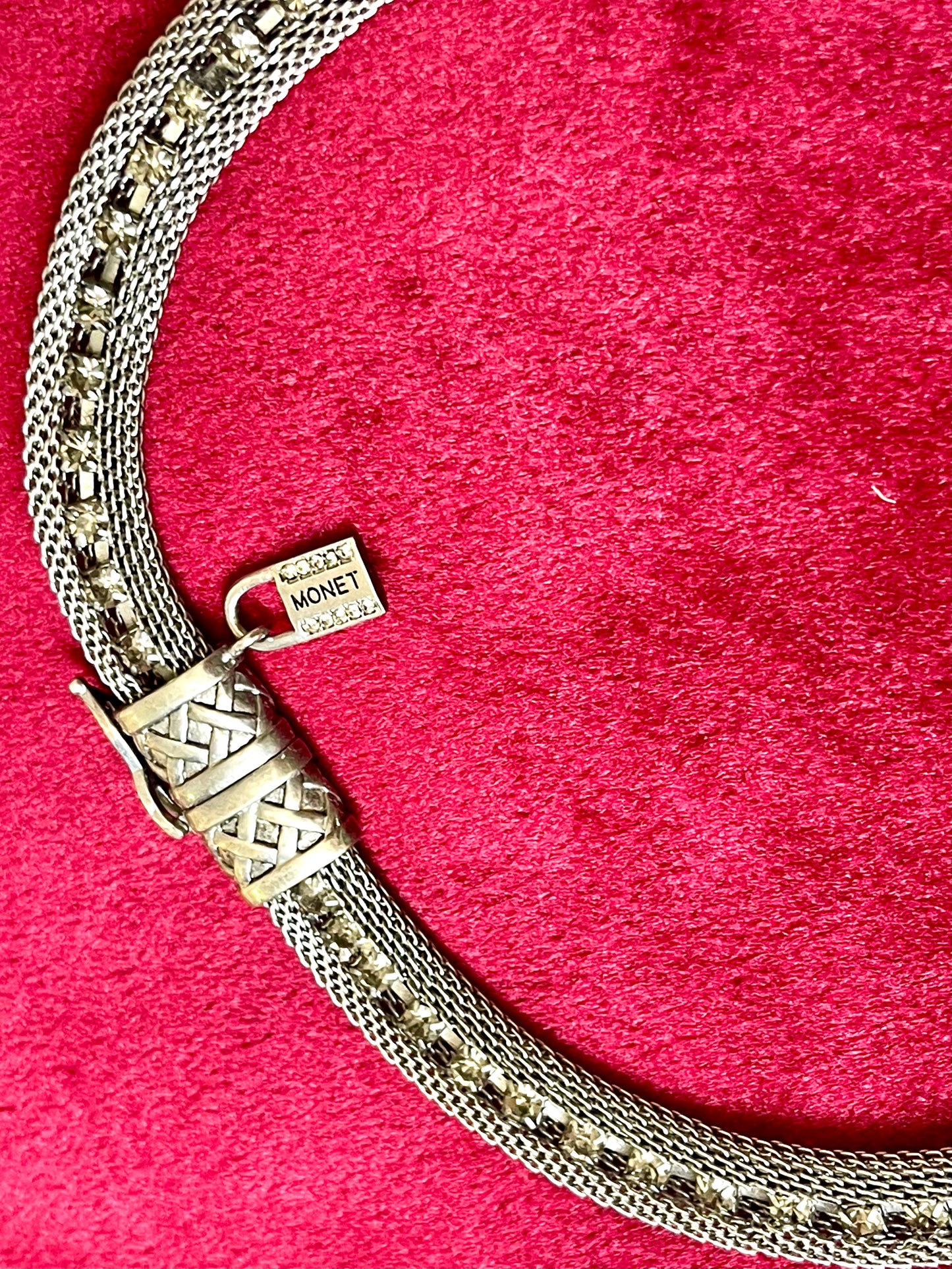 Collar con diseño de metal plateado bordado Monet