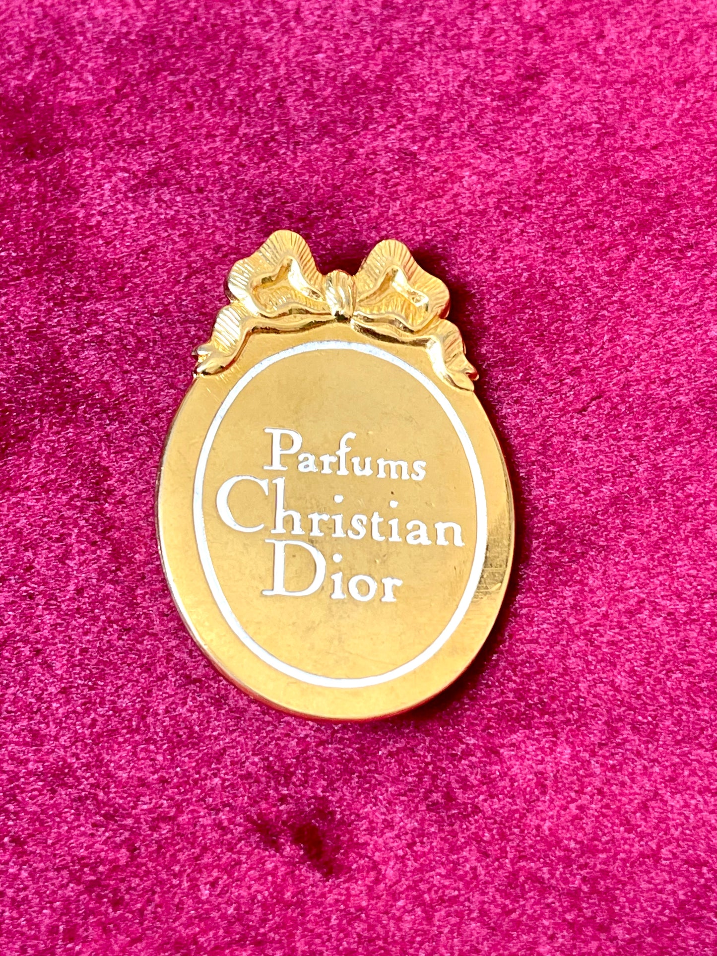 Broche dorée Parfums Dior