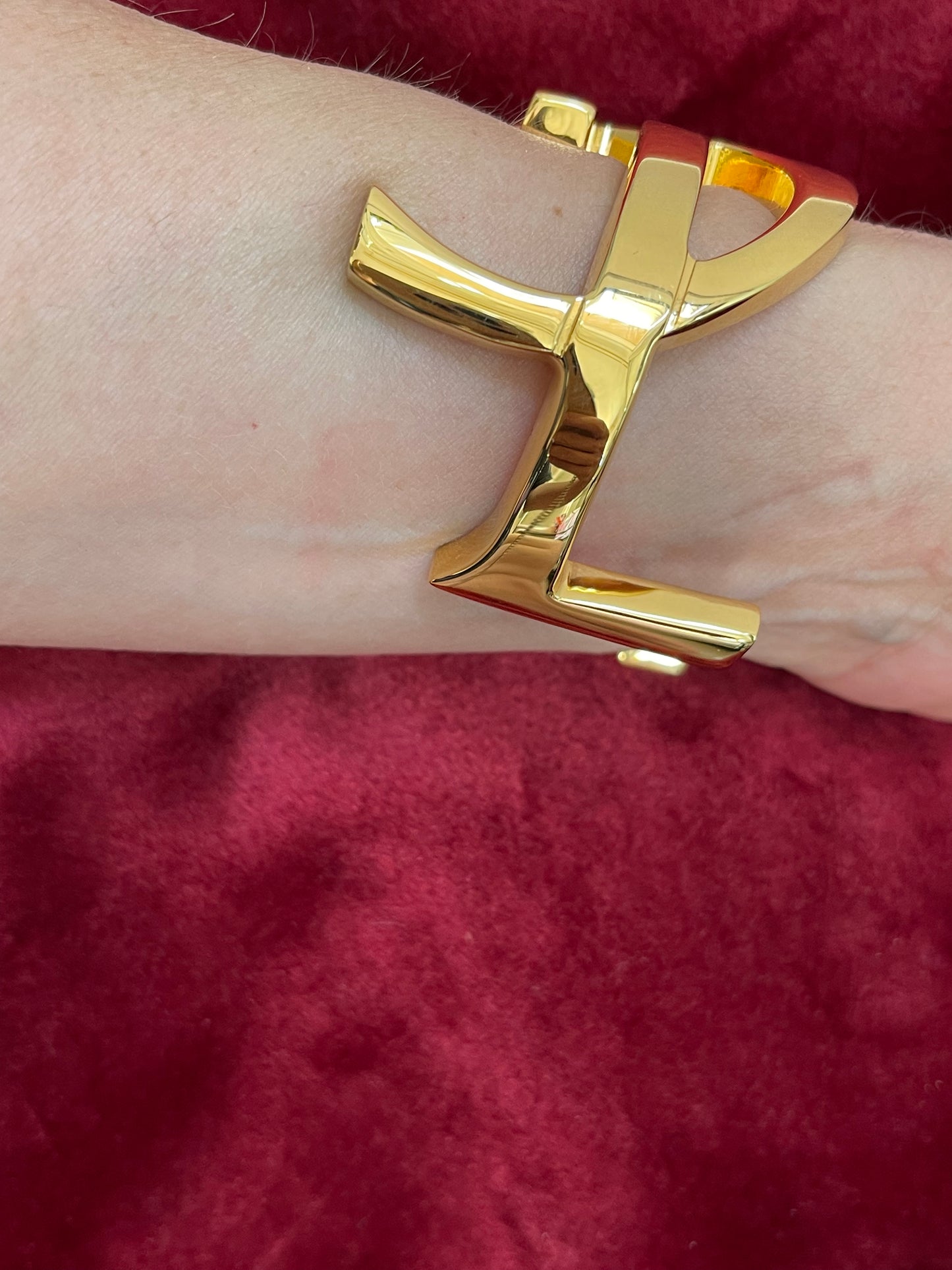 Auténtico brazalete YSL de color dorado de Yves Saint Laurent