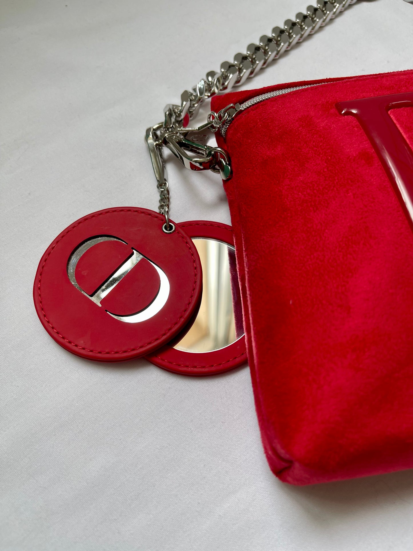 Pochette Dior en velours rouge upcyclé