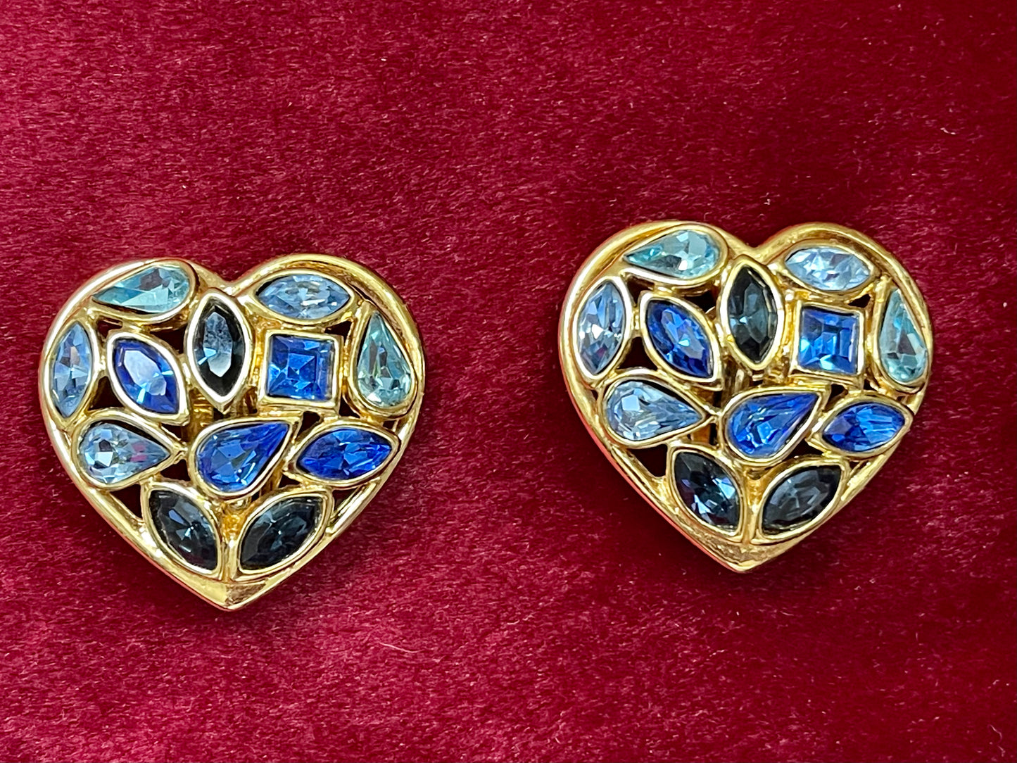 Pendientes vintage auténticos con cristales de corazón azul de Saint Laurent
