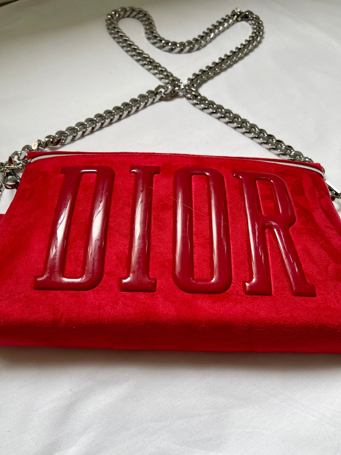 Pochette Dior en velours rouge upcyclé