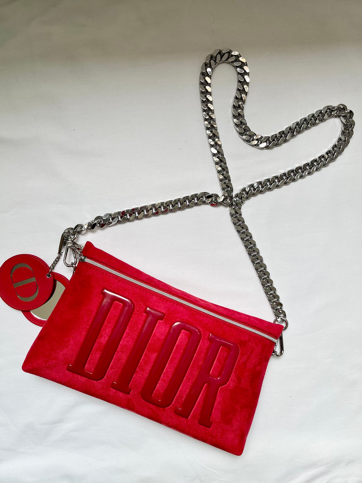 Pochette Dior en velours rouge upcyclé