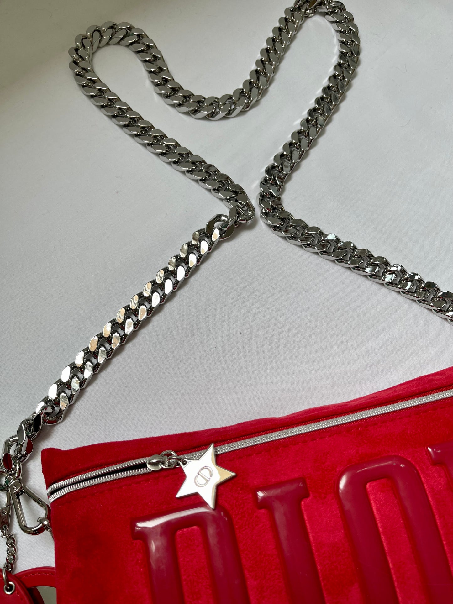 Pochette Dior en velours rouge upcyclé